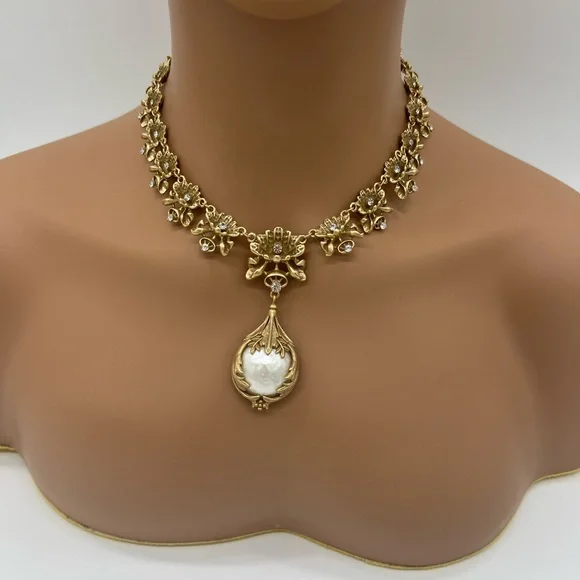 ANTIQUE STYLE GOLD FLORAL STATEMENT NECKLACE - Picture 7 of 7